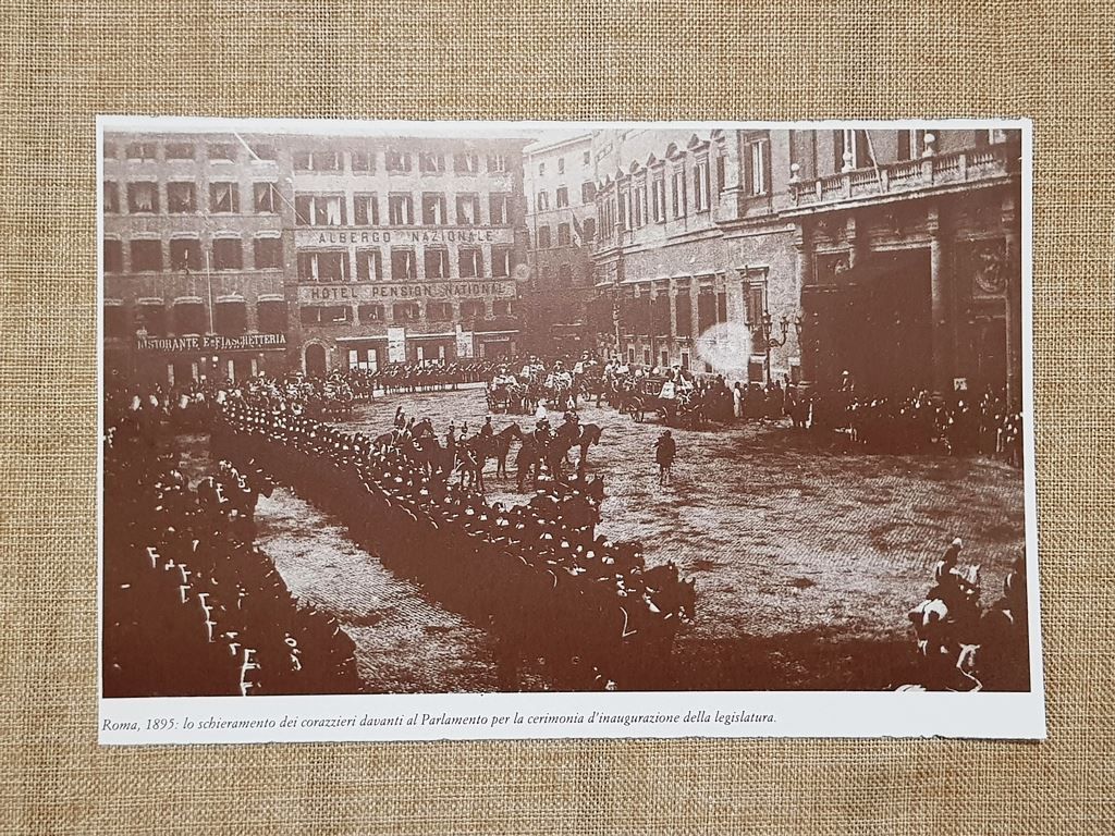 Nel 1895 Roma Corazzieri Carabinieri davanti al Parlamento per l’inaugurazione