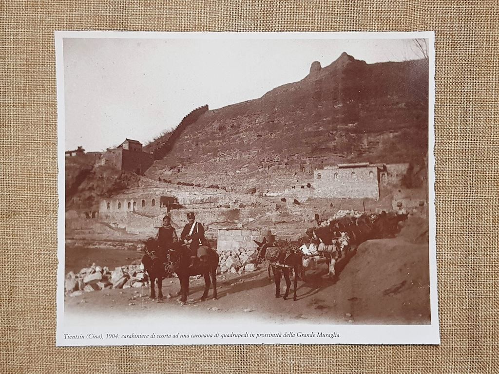 Nel 1904 Tientsin Carabiniere scorta carovana vicino alla Grande Muraglia …