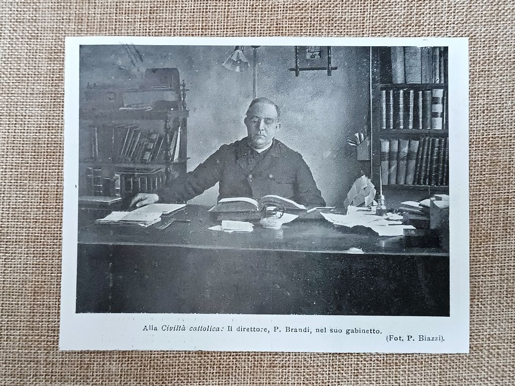 Padre Brandi, direttore della Civiltà cattolica, nel suo gabinetto nel …