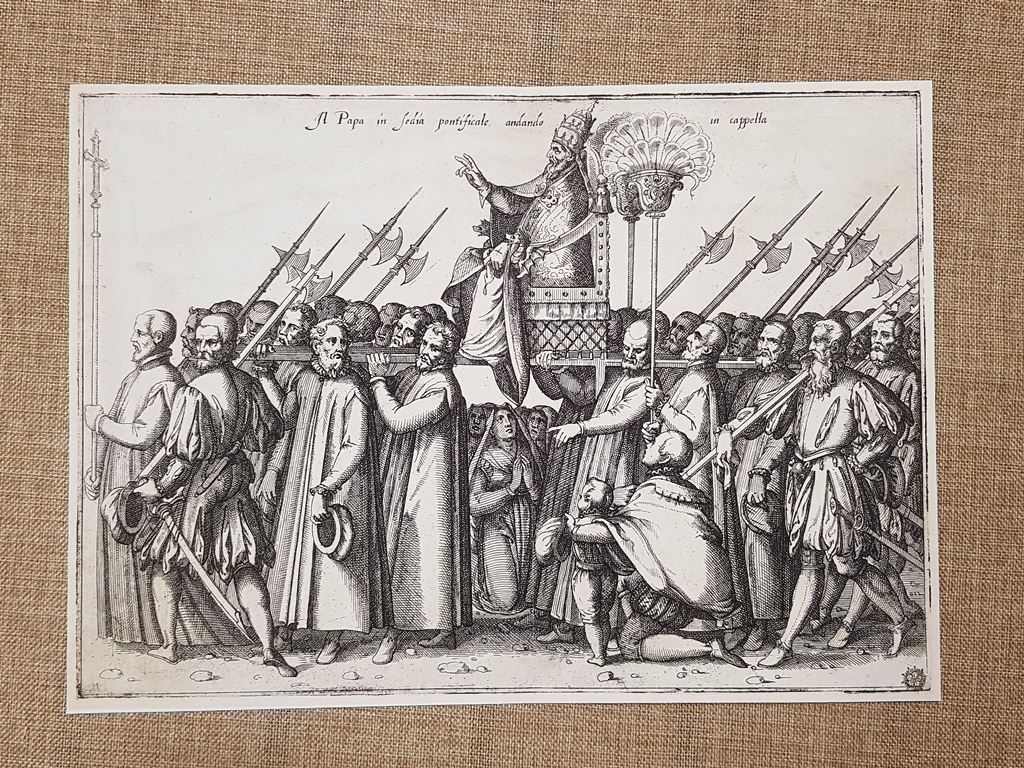 Papa che si reca in cappella per la messa di …