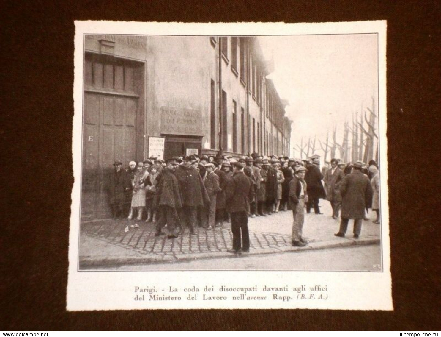Parigi nel 1931 Coda di disoccupati davanti gli uffici del …