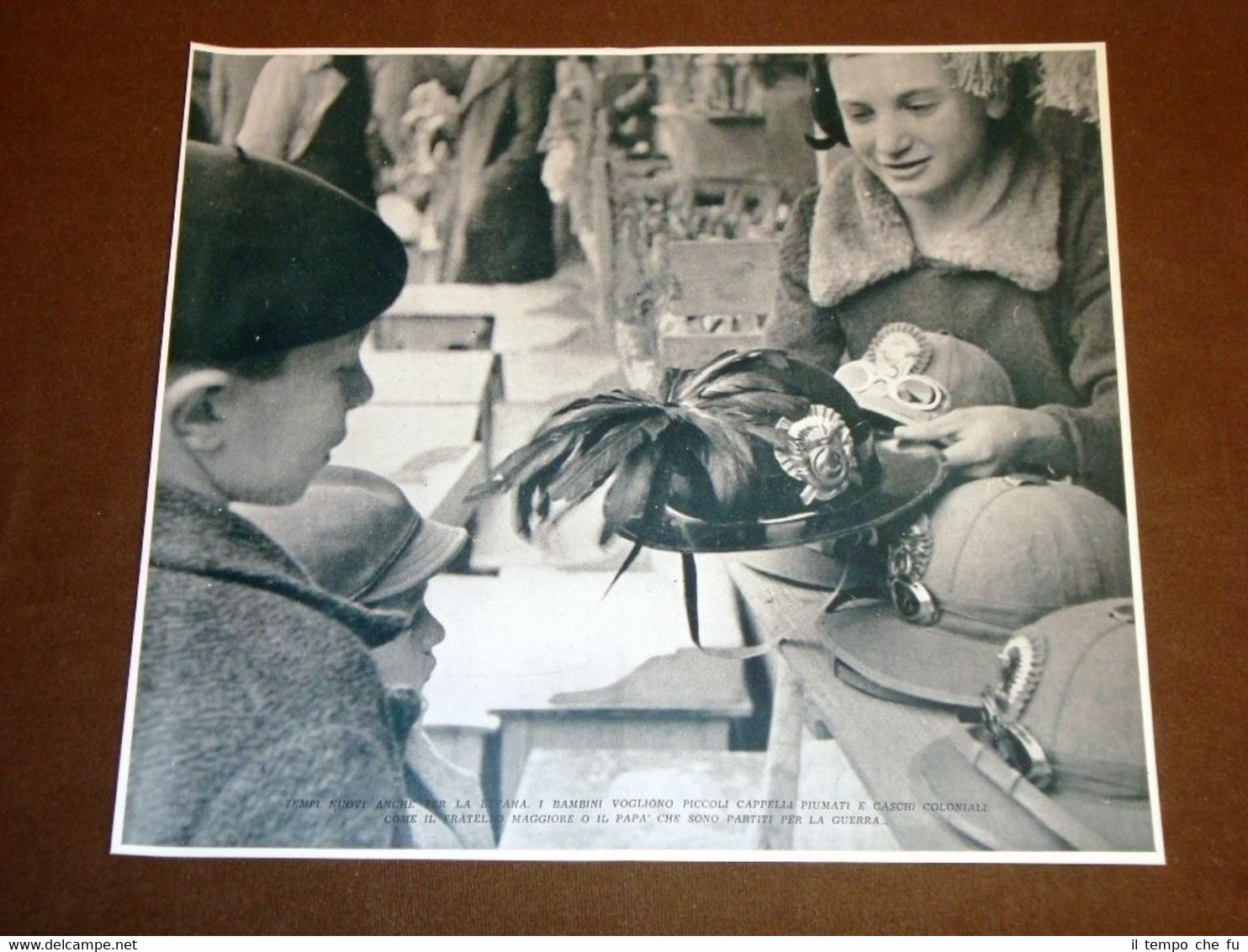 Ventennio fascista Fascismo in Italia 1935 Cappelli piumati come dono …