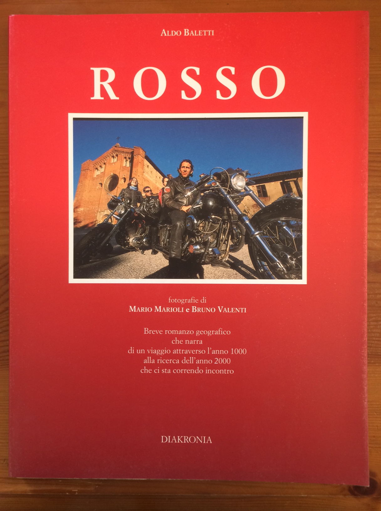 Rosso. Breve romanzo geografico viaggio attraverso l'anno 1000 .