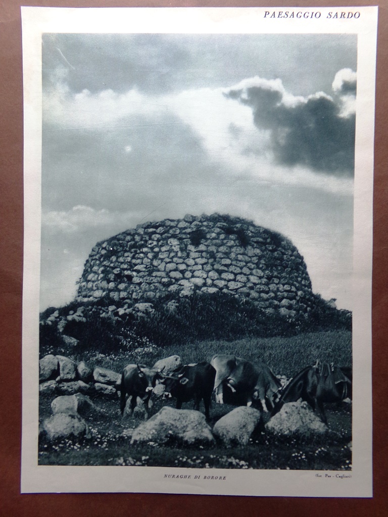 Stampa del 1927 Paesaggio Sardo Nuraghe di Borore Aurora Golfo …