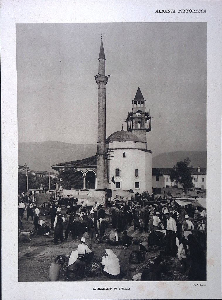 Stampa del 1928 Albania Mercato Tirana Costume Nazionale Via Capitale