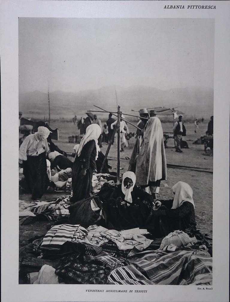 Stampa del 1928 Albania Venditrici Musulmane Tessuti Sorriso Zingara