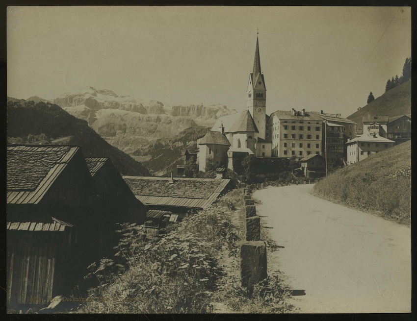 11072. Neue Dolomitmstrasse Pieve in Buchenstein. (Pieve di Livinallongo).