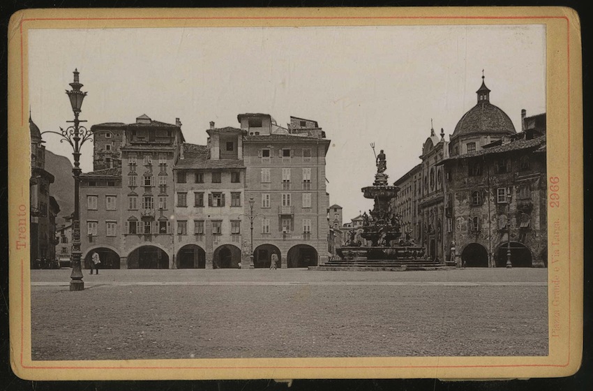 2966. Trento. Piazza Grande e Via Larga. [ora Piazza del …