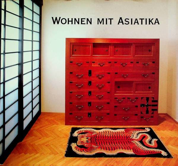Wohnen mit Asiatika: klassische fernÃ¶stliche MÃ¶bel und KunstgegenstÃ¤nde.