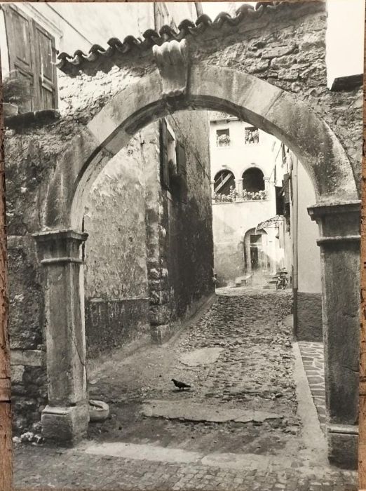 Arco Casa Gobbi, Il portale.