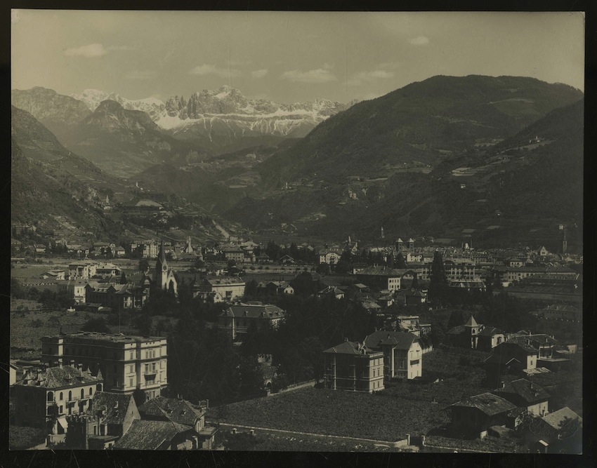 Bolzano col Catinaccio. Bozen-Gries m. Rosengarten.