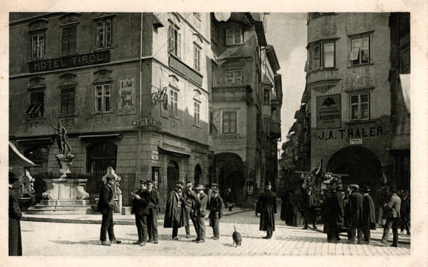 Bozen - Eingang in die Lauben mit Neptun brunnen.