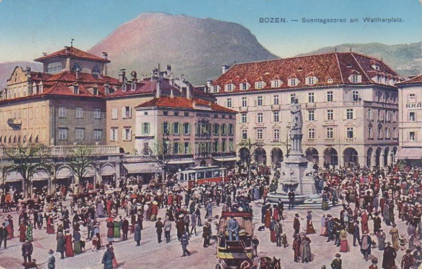 Bozen - Sonntagscorso am Waltherplatz.