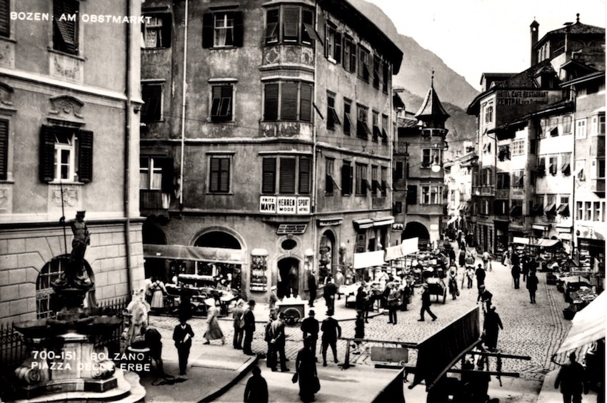 Bozen: Am Obstmarkt; Bolzano: Piazza delle Erbe.