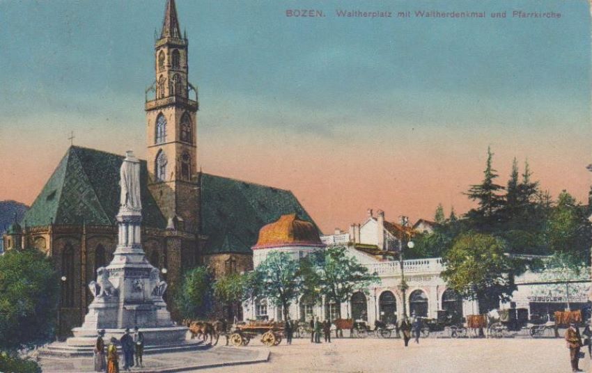 Bozen, Walterplatz mit Wattherdenkmal und Pfarrkirche.