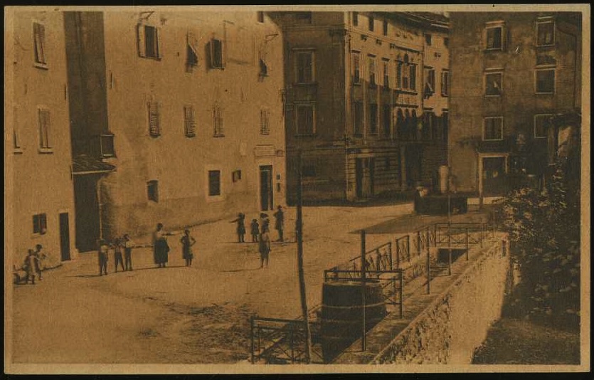 Calliano (Trentino). La Piazza.