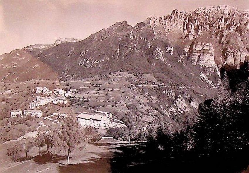 Camposilvano di Vallarsa m. 1013 (Trentino). Sullo sfondo i Roccioni …