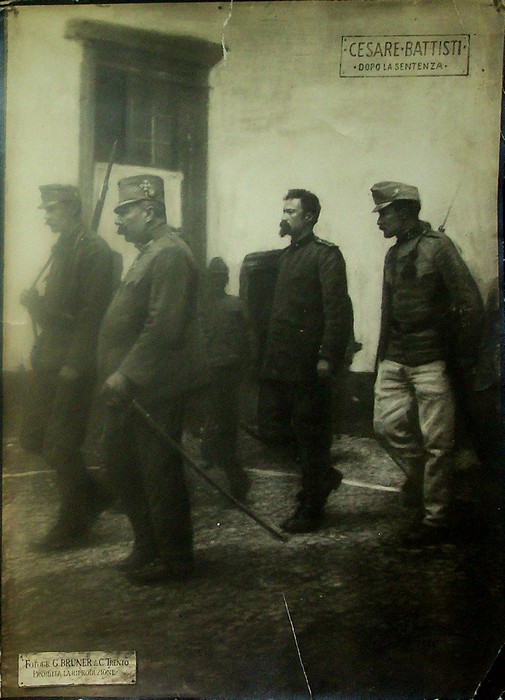 Cesare Battisti dopo la sentenza.