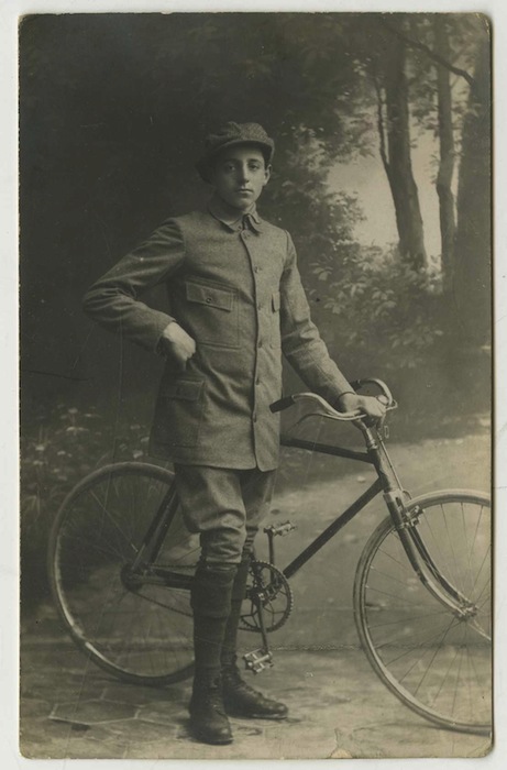 Ciclista davanti fondale dipinto.