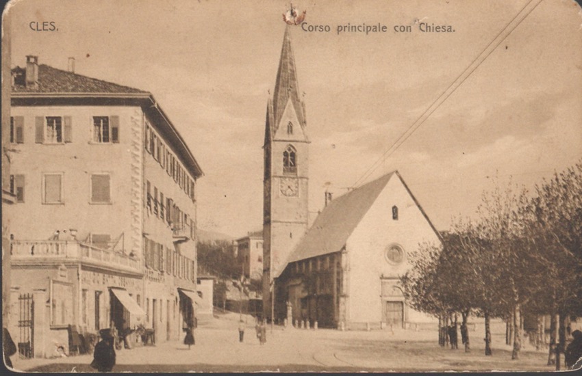 Cles. Corso principale con Chiesa.