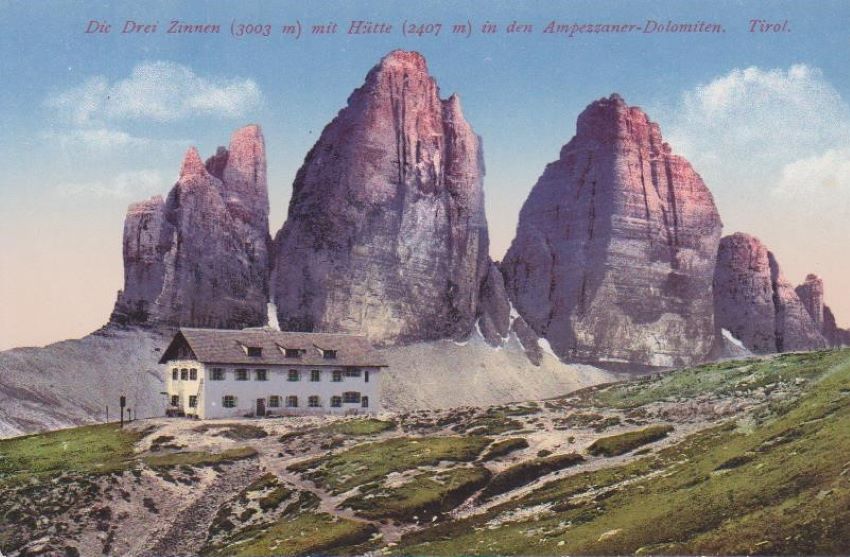 Die Drei Zinnen (3003 m) mit Hutte (2407 m) in …