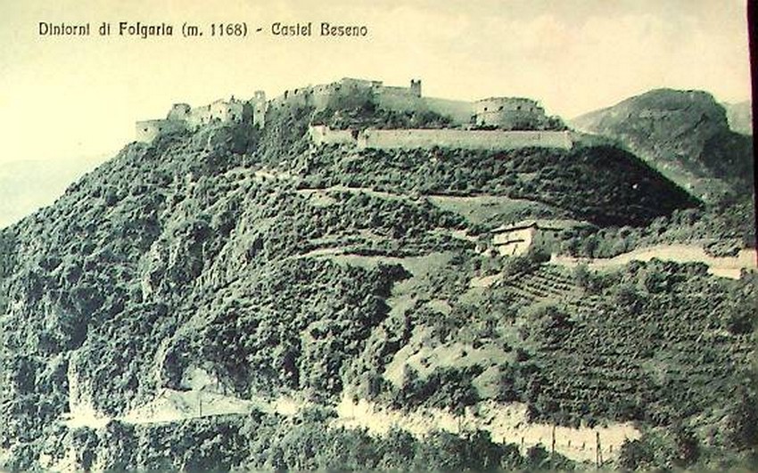 Dintorni di Folgaria (m. 1168) - Castel Beseno.