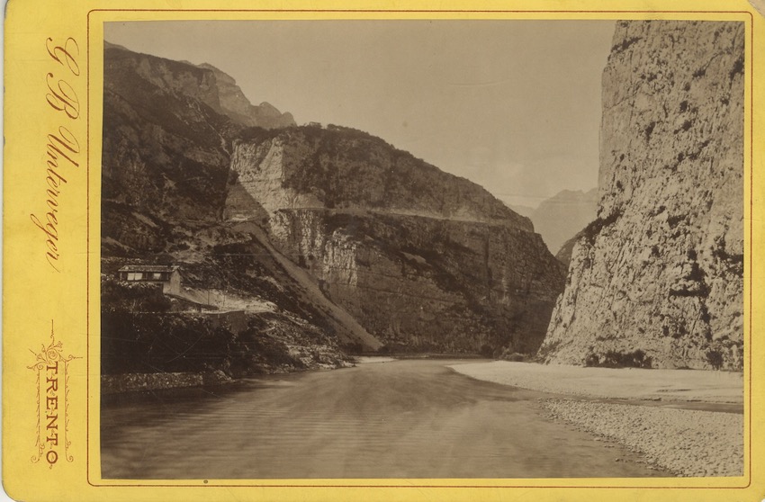 La strada del LimarÃ² presso le Sarche.