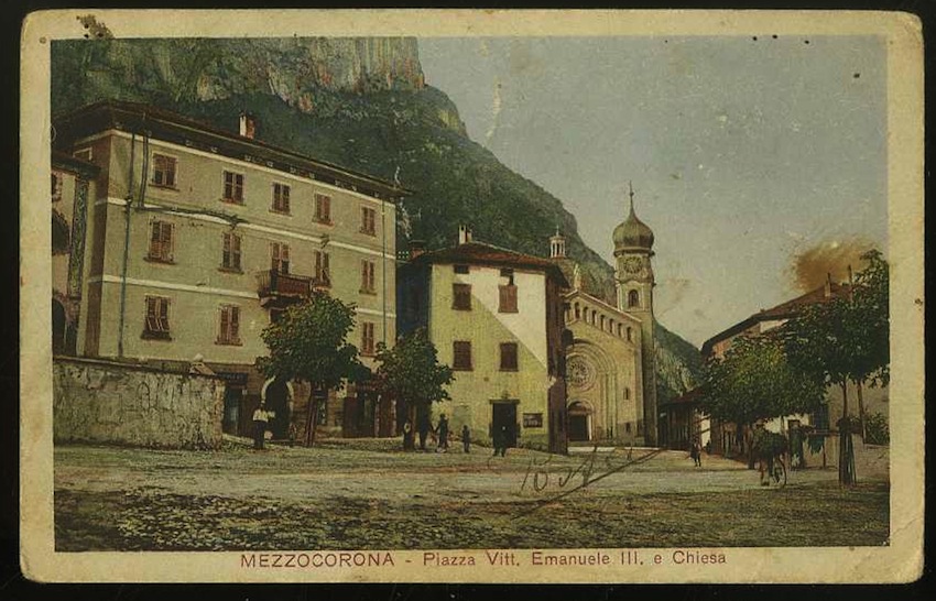 Mezzocorona. Piazza Vitt. Emanuele III e Chiesa.