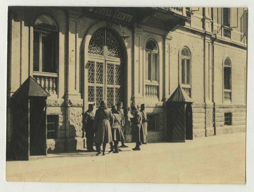 Militari in piazza Dante al Grand'Hotel Trento.