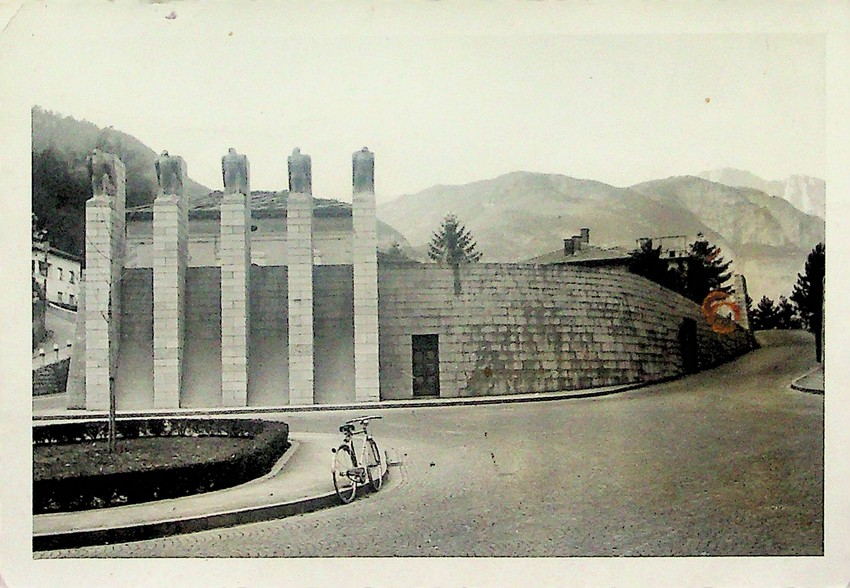 Monumento lapideo di ingresso al Dos Trento per il monumento …