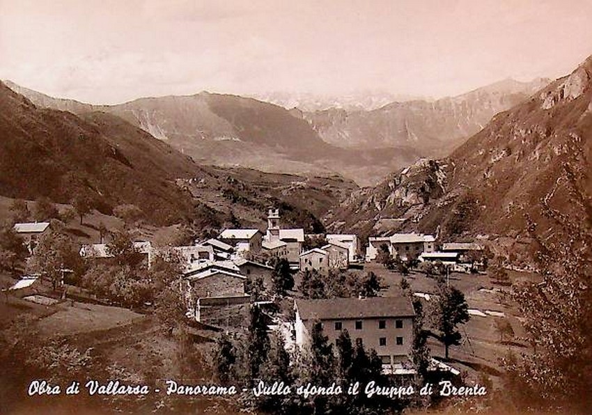 Obra di Vallarsa, panorama, sullo sfondo il Gruppo di Brenta.