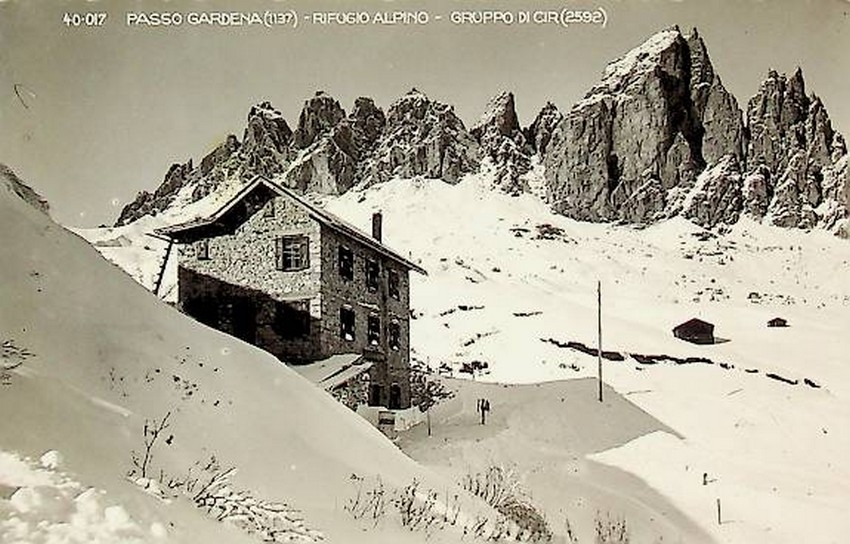 Passo Gardena (1137) Rifugio Alpino. Gruppo di Cir. (2592)