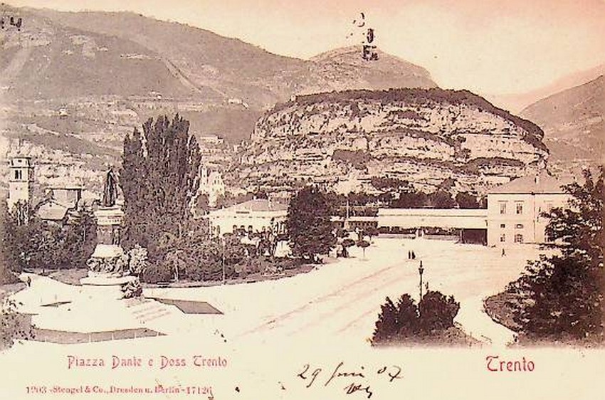 Piazza Dante e Doss Trento.