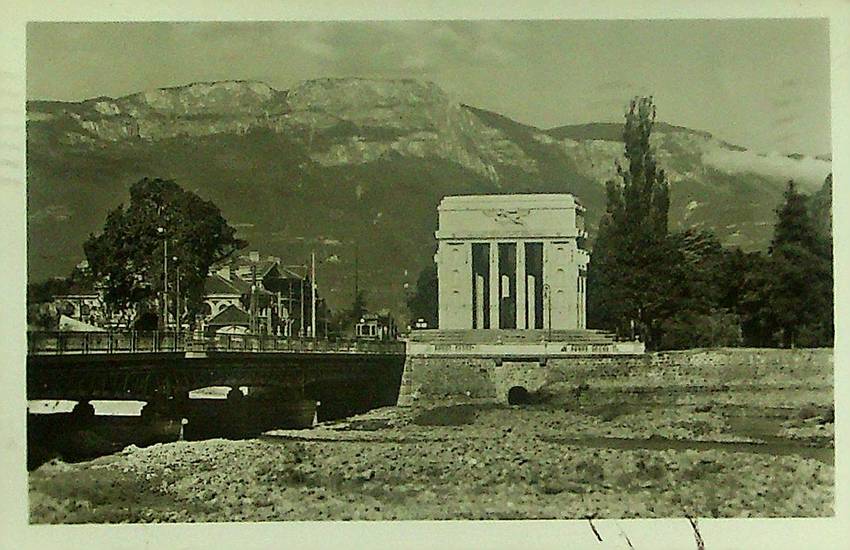 Ponte Talvera con Monumento alla Vittoria.