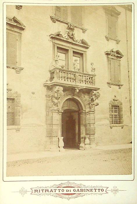 Portale del Palazzo Sardagna in Trento.