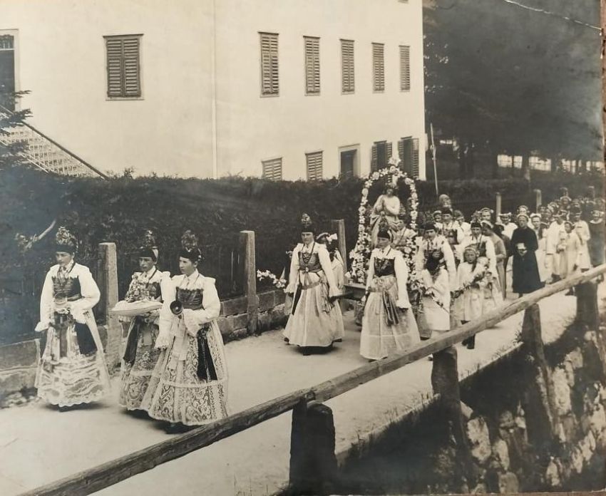 Processione in costume tipico dell'Alto Adige.
