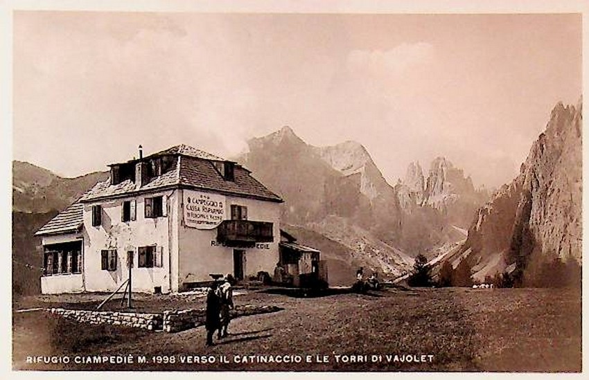 Rifugio Ciampedie m. 1998 verso il catinaccio e le torri …