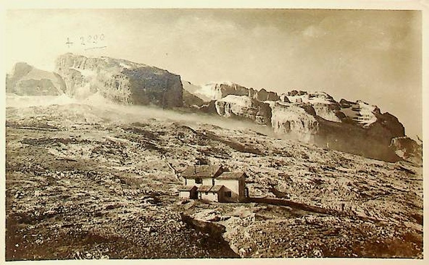 Rifugio Stoppani (2437 m.) al passo del Grostè presso Madonna …