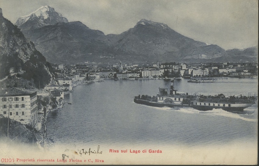 Riva sul lago di Garda.