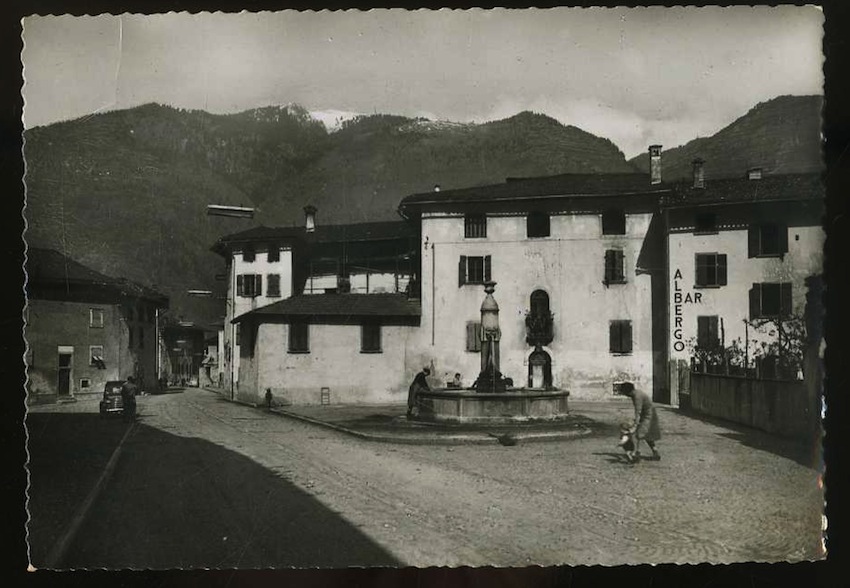 Storo m. 409. Piazza Centrale con Albergo Agnello (Trentino).