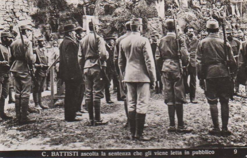 Trento - C. Battisti ascolta la sentenza che gli viene …