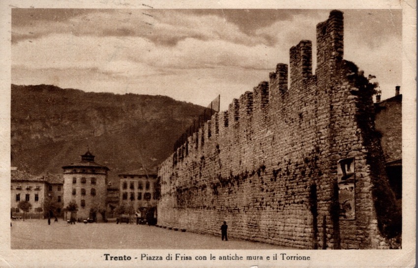 Trento - Piazza di Frisa con le antiche mura e …