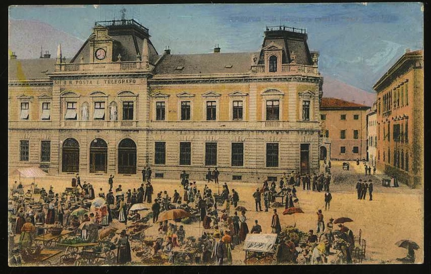 Trento. Il mercato e palazzo Poste e Telegrafi.