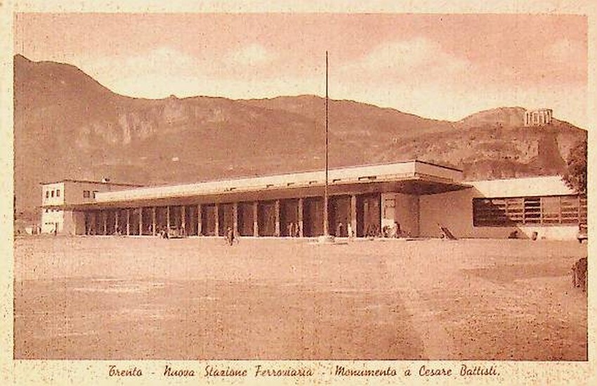 Trento, nuova stazione ferroviaria. Monumento a Cesare Battisti.