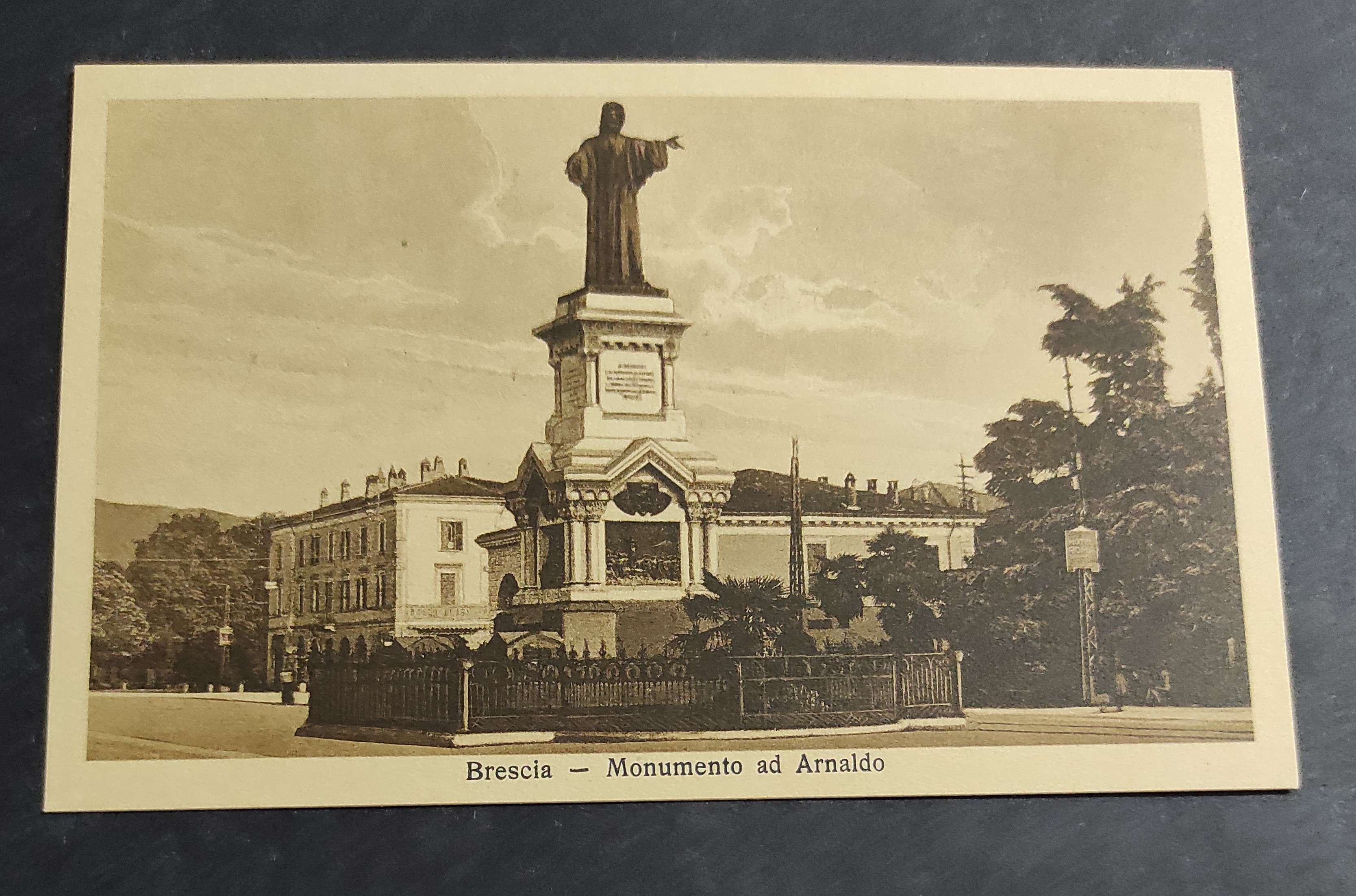 Cartolina Brescia - Monumento ad Arnaldo
