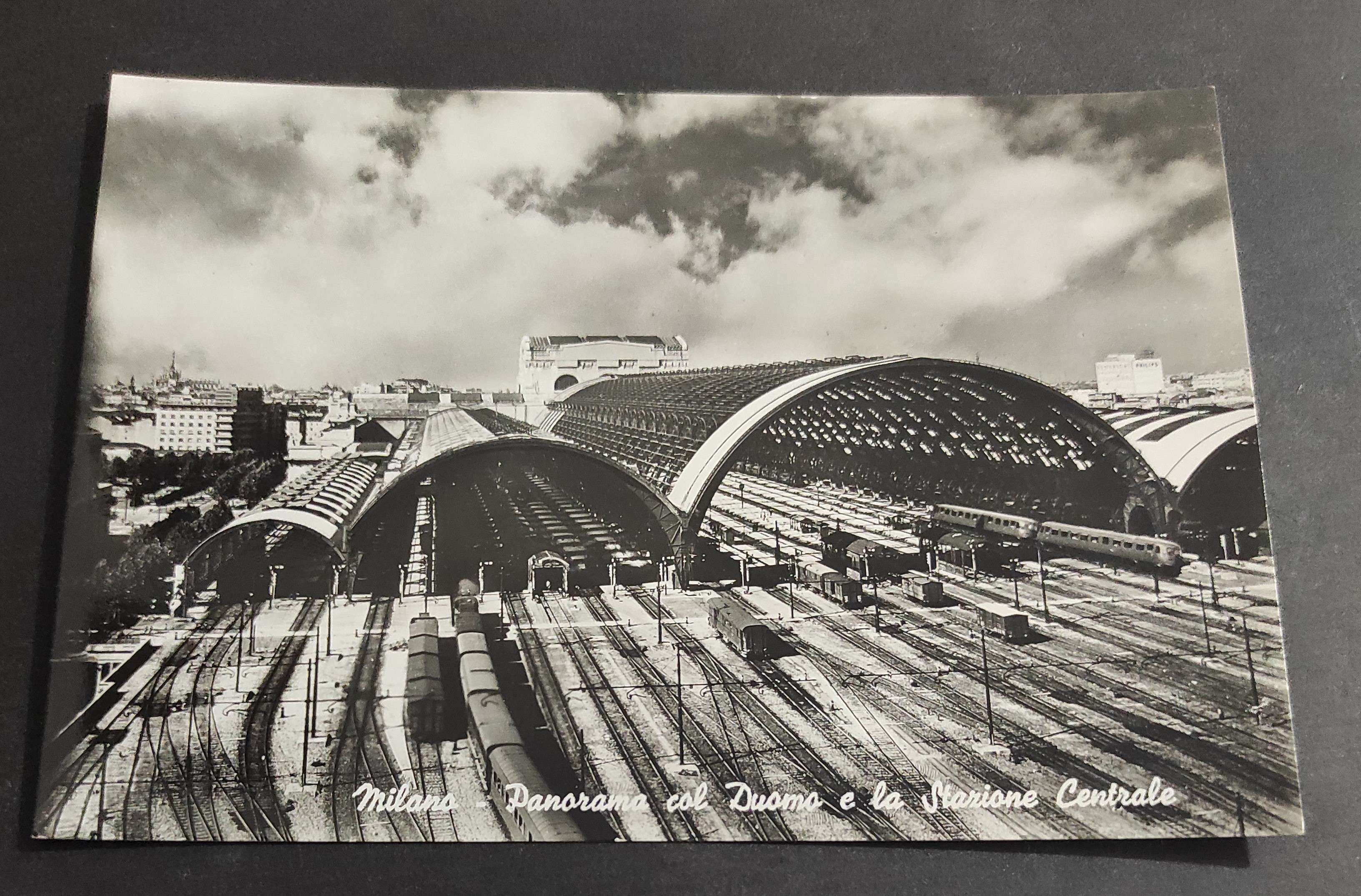 Cartolina Milano - Panorama col Duomo e la Stazione Centrale