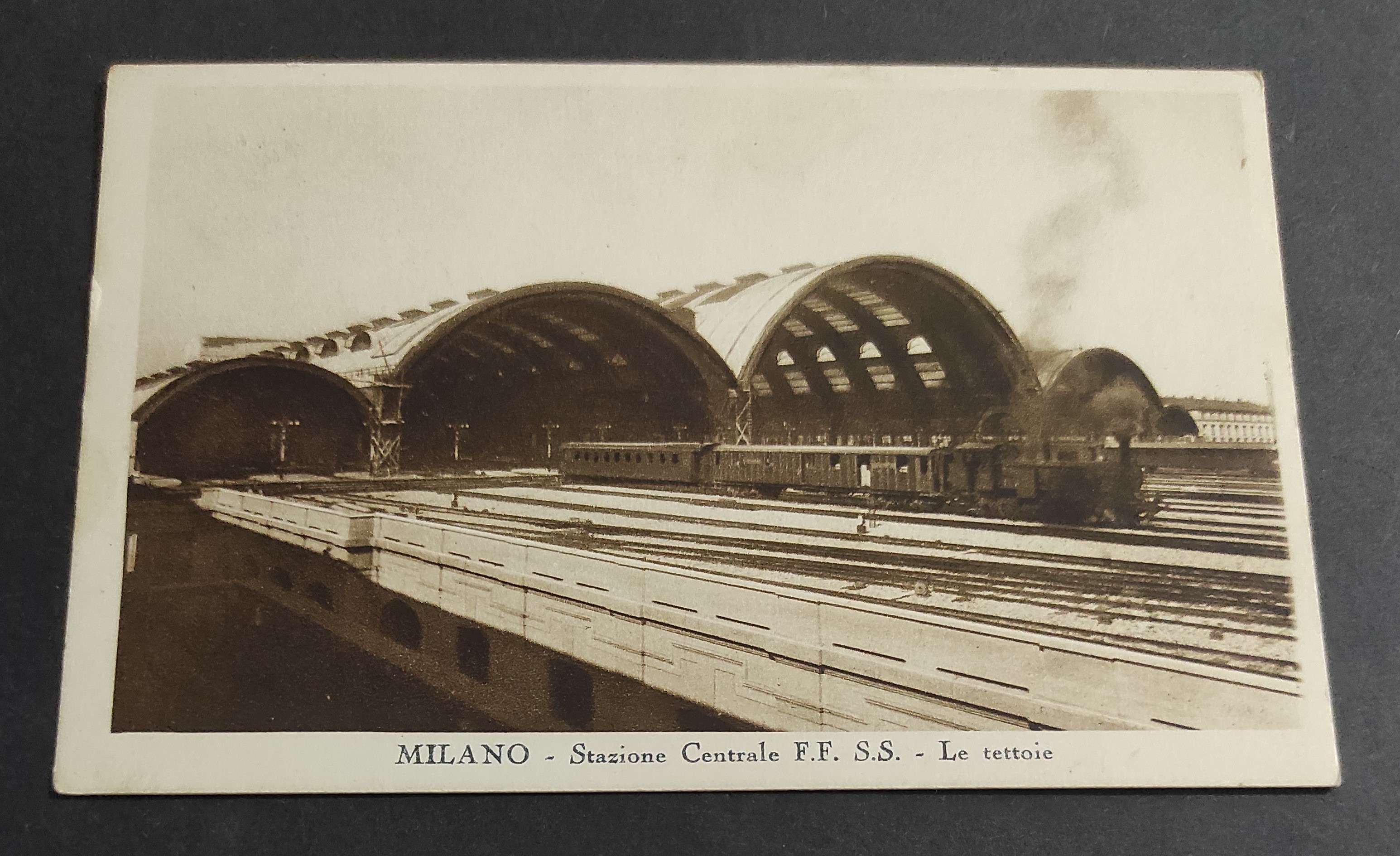 Cartolina Milano - Stazione Centrale F.F. S.S. - Le Tettoie