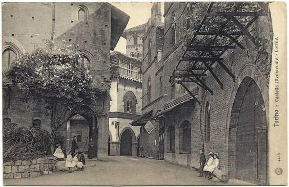 Cartolina Torino. Castello Medioevale. Cortile