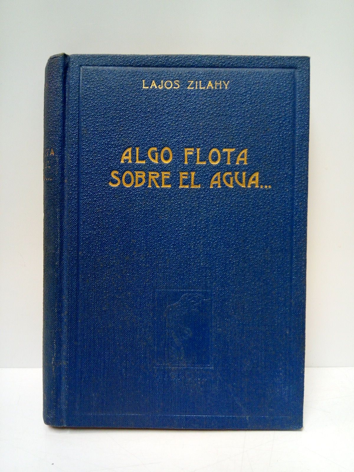 Algo flota sobre el agua. / Traducción autorizada del original …