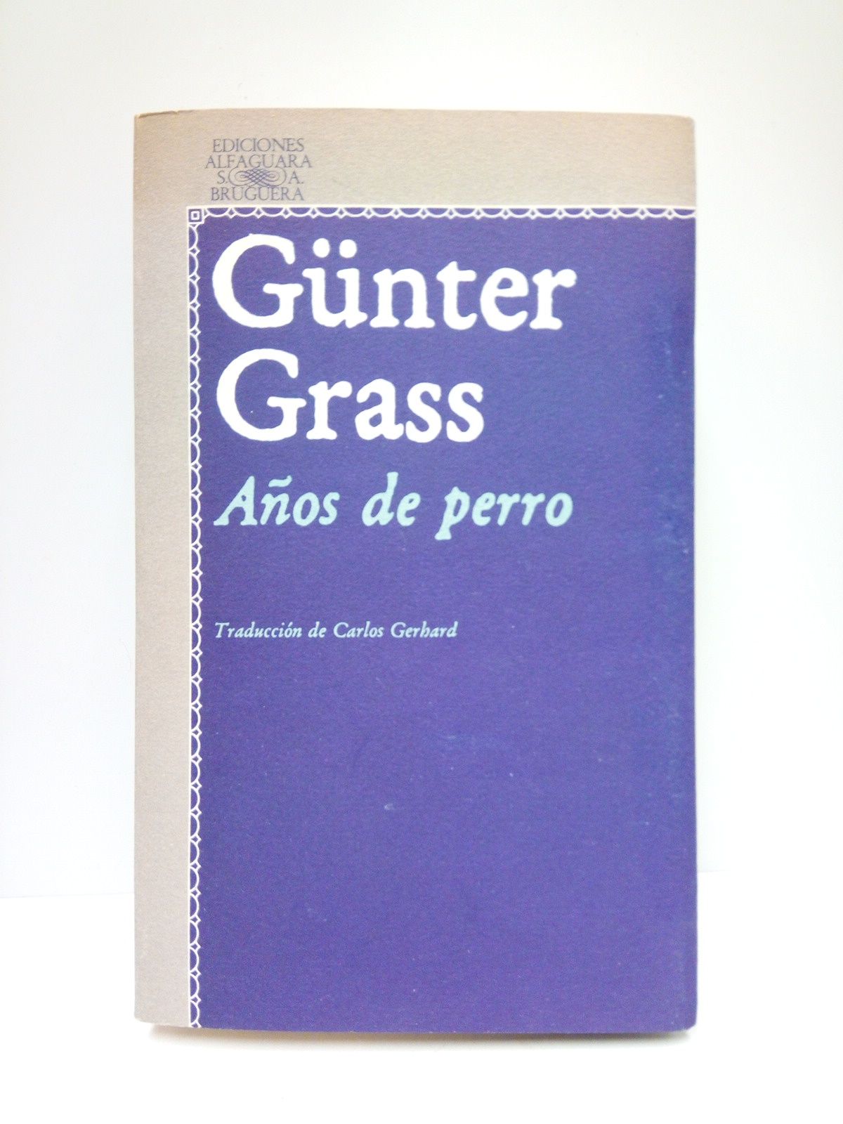 Años de perro / Traduc. de Carlos Gerhard